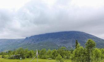 grande montanha envolta em nuvens incríveis e nevoeiro em hemsedal. foto