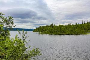 fluindo belo rio lago hemsila em ulsak, hemsedal, noruega. foto