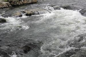 fluindo lindo rio lago hemsila em hemsedal, noruega. foto