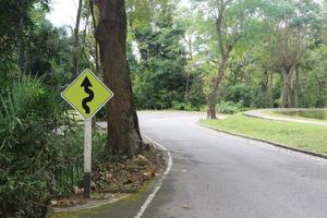 sinais de trânsito de curva em forma de s para veículos. símbolo para estrada perigosa. foto