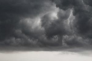 fundo de nuvem de chuva. o céu estava coberto de nuvens negras. foto