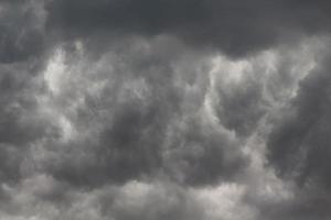 fundo de nuvem de chuva. o céu estava coberto de nuvens negras. foto