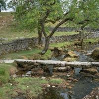 vista da paisagem ao redor da enseada de malham no parque nacional de yorkshire dales foto