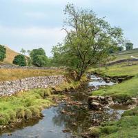 vista da paisagem ao redor da enseada de malham no parque nacional de yorkshire dales foto