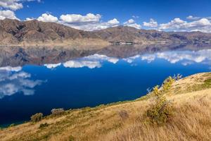 vista panorâmica do lago hawea e montanhas distantes