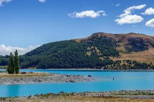 vista panorâmica do colorido lago tekapo na nova zelândia foto