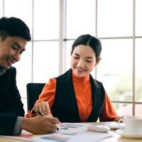 empresários asiáticos adultos jovem adulta conversa com tream escritório interno com janela foto