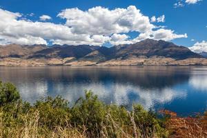 vista panorâmica do lago wanaka no verão foto