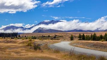 pista correndo ao lado do lago tekapo foto