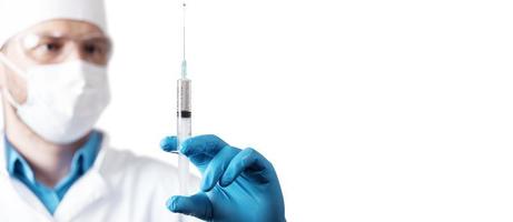 médico segurando uma seringa com vacina contra o vírus corona.