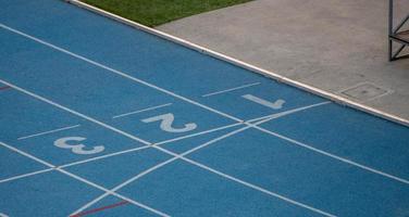 pistas na pista de atletismo foto