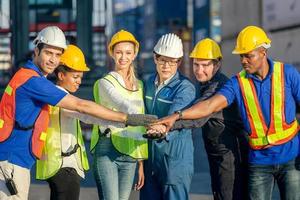 conceito de trabalho em equipe de sucesso, engenheiro de empresários e equipe de trabalhadores juntando as mãos. foto