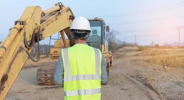 atrás do engenheiro ou do motorista de um caminhão grande foto