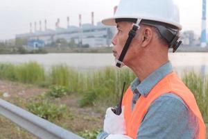 engenheiro eletricista durante uma visita a uma usina a carvão de lignite foto