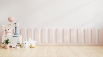 parede de maquete no quarto das crianças com carrinho em fundo de parede de cor branca clara. foto