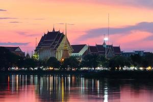 wat naquela noite cidade khon kaen tailândia foto