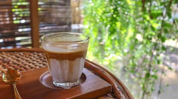 café sujo feito de top de leite integral orgânico extra frio com dose de café expresso ou ristretto. foto