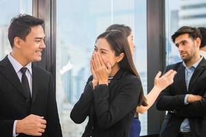 conceitos de sucesso e trabalho em equipe, grupo de jovens empresários conversando após a reunião foto