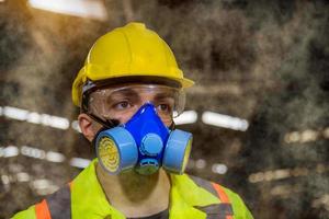 indústria de engenharia usando uniforme de segurança, luvas pretas, máscara de gás se sente sufocada ao verificar o tanque químico no trabalho da fábrica da indústria.