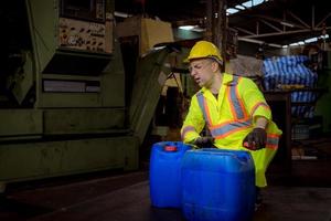 indústria de engenharia usando uniforme de segurança, luvas pretas, máscara de gás se sente sufocada ao verificar o tanque químico no trabalho da fábrica da indústria. foto