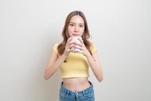 retrato linda mulher asiática segurando uma xícara de café ou caneca foto