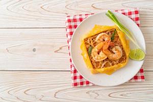 macarrão tailandês frito com camarão e embrulho de ovo ou pad thai foto