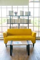decoração de sofá amarelo vazio em uma sala foto