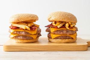 hambúrguer de porco com queijo, bacon e batata frita