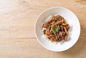 carne fatiada em arroz coberto ou gyuu-don foto