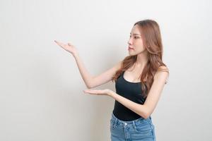 retrato de mulher bonita com a mão apresentando ou apontando foto