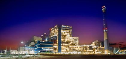 luz fria em uma usina de turbina a carvão foto