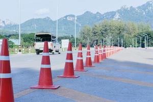 cone de trânsito vermelho na estrada foto