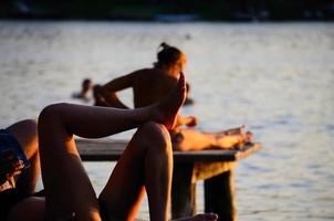 relaxando no lago ao pôr do sol foto