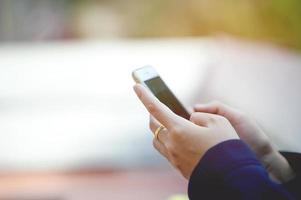 mãos e telefones usados para conceitos de comunicação online de telefone e tecnologia com espaço de cópia foto