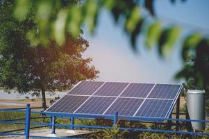 células solares convertem a energia solar do sol em energia. conceito de célula solar com espaço de cópia foto