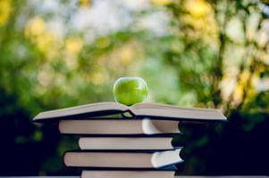 equipamento educacional, placas e conceito de educação de livros com espaço de cópia foto