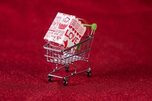 fundo vermelho e carrinho de compras conceito de compras e negociação foto