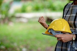 as mãos e as tampas do conceito industrial de capacidade de líder engenheira de engenharia feminina foto