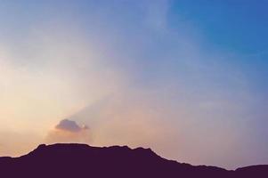 silhueta de montanha o sol, o céu e o conceito de silhueta de vida foto