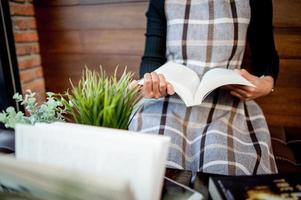 mão e livro de mulheres jovens está lendo livros para o conceito de educação educacional foto