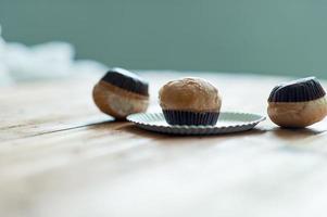 o pão é colocado na mesa pela manhã de todos os dias, pronto para comer comida de conceito com espaço de cópia. foto