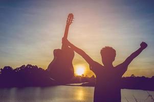 silhueta de um guitarrista nas sombras à luz do sol, conceito de silhueta. foto