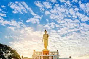 imagem de buda em pé e o céu azul, conceitos religiosos foto