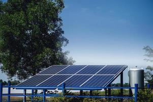 células solares convertem a energia solar do sol em energia. conceito de célula solar com espaço de cópia foto