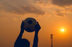 a imagem recortada de jogadores de esportes que pegam a bola e o campo de futebol. conceito de imagem esportiva. foto