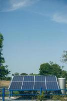 células solares convertem a energia solar do sol em energia. conceito de célula solar com espaço de cópia foto