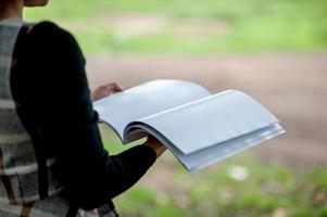 mão e livro de mulheres jovens está lendo livros para o conceito de educação educacional foto