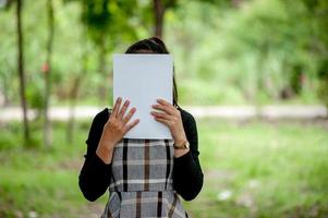 mão e livro de mulheres jovens está lendo livros para o conceito de educação educacional foto