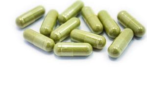 droga à base de plantas, uma medicina alternativa em cápsula no fundo branco foto