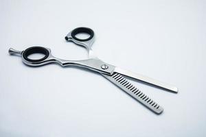 tesoura profissional para cortes de cabelo em fundo branco foto